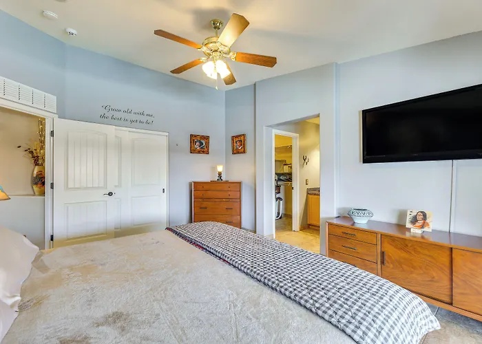 Holiday home Walk To Golf Course: Oasis W/ Fire Pit *
